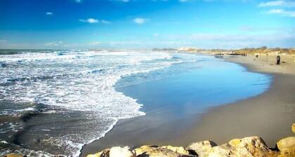 Gemütliches 50m² Apartment – 6 min vom Strand entfernt, privater Parkplatz & Klimaanlage