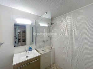 Douche, sĂšche-cheveux, savon, papier toilette