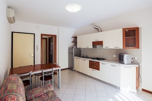 Appartement, 1 chambre | Coin séjour | Télévision de 22 pouces avec chaînes par satellite