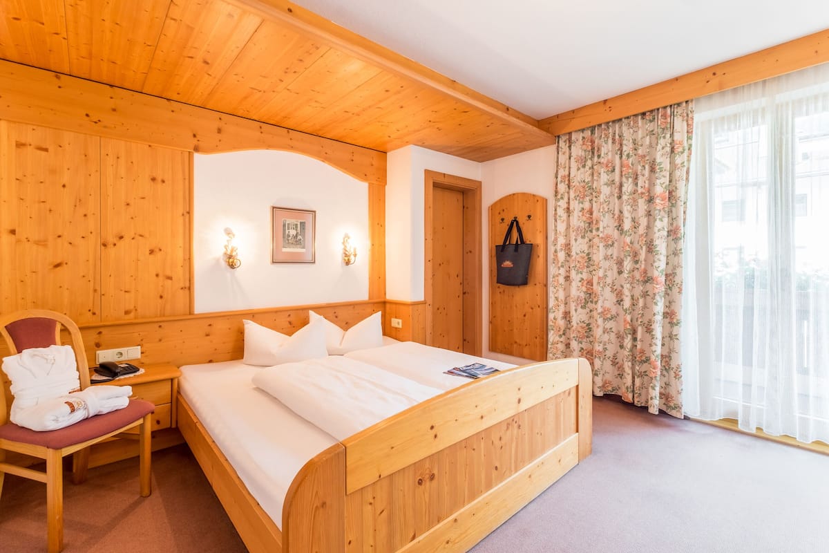 Habitación doble estándar | Ropa de cama hipoalergénica y caja de seguridad en la habitación