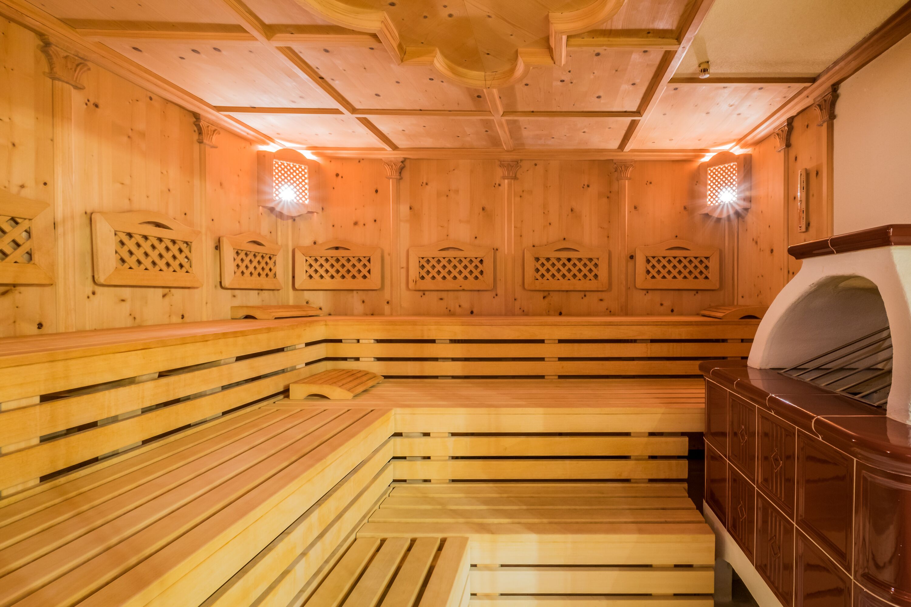 Eine Sauna mit Holzbänken und einem Dampfbad.