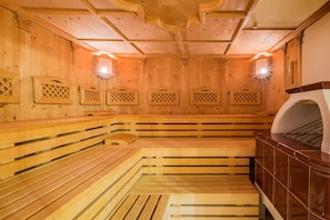 Een sauna met houten banken en een stoomruimte.
