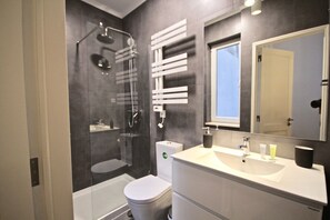Dusche, Haartrockner, Handtücher