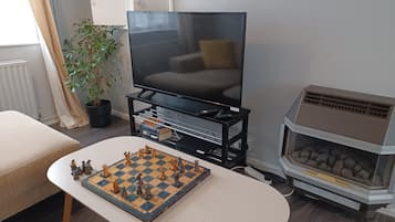 Business Apartment | Living area | 50-inch flat-screen TV with satellite channels, Smart TV, Netflix