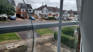 A residential street with houses, parked cars, and a clear sky. - Poynters House - Huku Kwetu Luton (Luton)