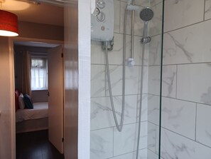 Departamento empresarial | Baño | Amenidades de baño gratuitas, secadora de cabello, batas, toallas 
