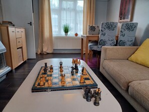 Business-Apartment | Wohnbereich | 50-Zoll-Flachbildfernseher mit Satellitenempfang, Smart-TV, Netflix