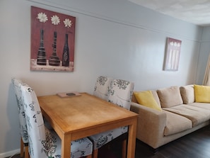 Appartement Affaires | Repas dans la chambre