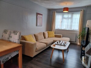 Business-Apartment | Wohnbereich | 50-Zoll-Flachbildfernseher mit Satellitenempfang, Smart-TV, Netflix