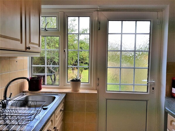 Departamento empresarial | Cocina privada | Refrigerador con congelador, microondas, horno y parrilla de estufa