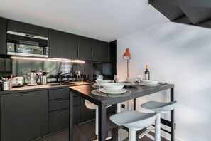 Kühlschrank, Mikrowelle, Ofen, Herdplatte