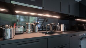 Una cucina moderna con elettrodomestici in acciaio inossidabile, forno integrato e un piano di lavoro elegante.