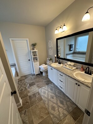 Kombinert dusj/badekar, hårføner, håndklær og toalettpapir