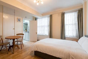1 chambre, fer et planche Ă repasser, Wi-Fi gratuit, draps fournis