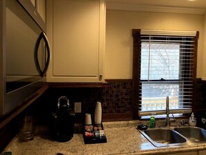 Fridge, microwave, oven, stovetop - Cozy Remodeled House in the Mountains w/ Hot Tub, Fireplace, Wood Patio Deck &.. (Corryton)