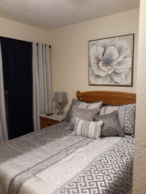 4 bedrooms, iron/ironing board, WiFi, bed sheets - Cozy Remodeled House in the Mountains w/ Hot Tub, Fireplace, Wood Patio Deck &.. (Corryton)