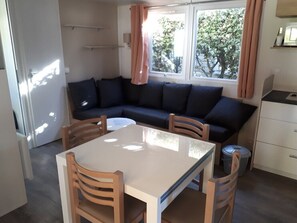 Bungalow, 3 Bedrooms, Sea View | In-room dining - Pluvier argenté (Quiberon)