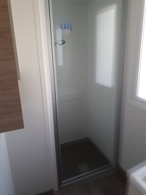 Bungalow, 3 slaapkamers, uitzicht op zee | Badkamer met douche
