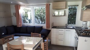 Bungalow, 3 Bedrooms, Sea View | Private kitchen - Pluvier argenté (Quiberon)