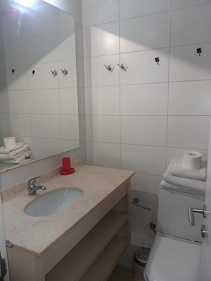 Bañera y ducha independientes, toallas, jabón, shampoo