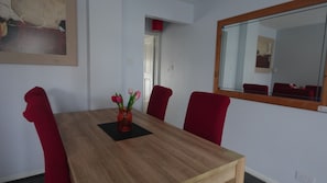 Dining room - Chelsea House - Huku Kwetu (Dunstable)