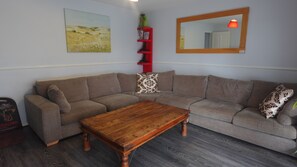 Living area - Chelsea House - Huku Kwetu (Dunstable)