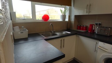 Refrigerador con freezer, microondas, horno, placa de cocina