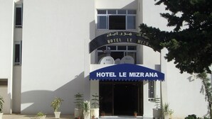 L’entrée d’un hôtel, avec une enseigne indiquant « HÔTEL LE MIZRANA ».