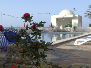 Seasonal outdoor pool, pool umbrellas, sun loungers