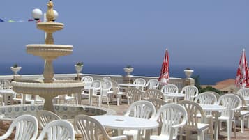 Se sirven desayunos, almuerzos, cenas y cocina local e internacional