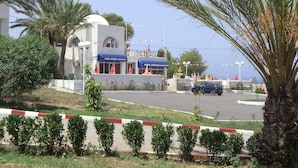 Un hôtel appelé « Hotel Mizrana Snack Bar » offrant une vue sur la mer.