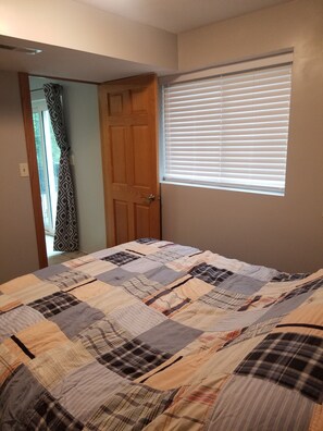 3 bedrooms, desk, iron/ironing board, travel cot