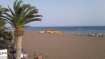 Beach nearby, sun-loungers, beach towels