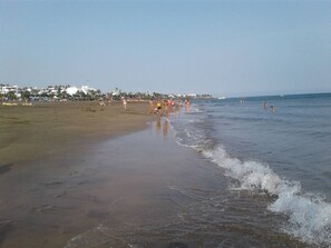 Beach nearby, sun-loungers, beach towels