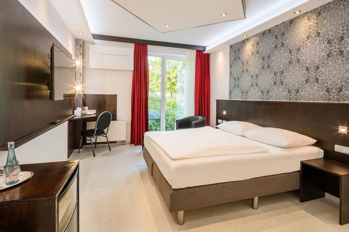 Comfort Room, 1 Katil Ratu (Queen) | Bar mini, meja, ruang kerja komputer riba, langsir/tirai gelap terus