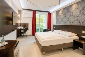 Minibar, escritorio y espacio para trabajar con laptop 