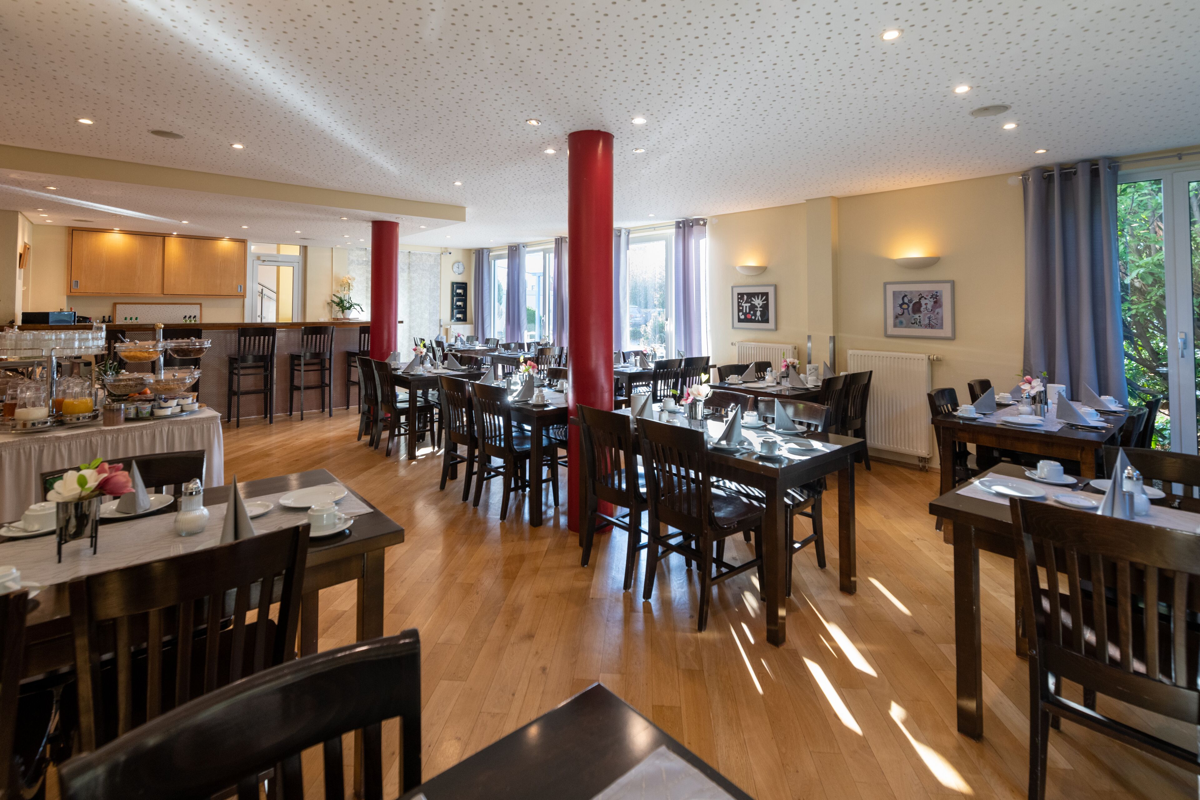 含平日吃到  飽早餐