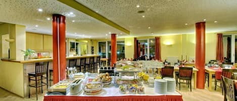 Free buffet breakfast on weekdays