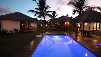Piscina externa, espreguiçadeiras