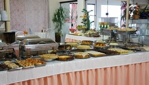 Café da manhã com buffet grátis todos os dias