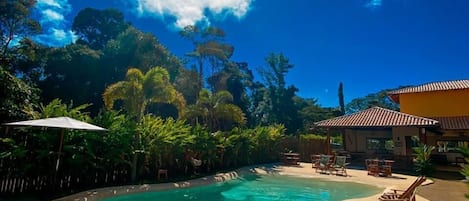 Una piscina al aire libre
