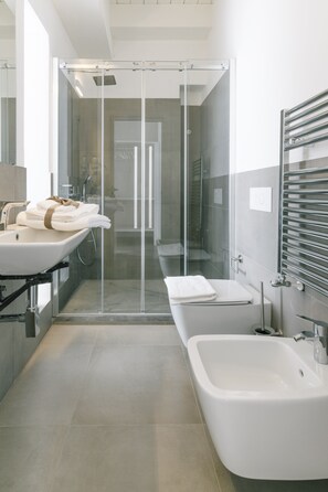 Suite Confort | Salle de bain | Douche, douche à « effet pluie », sèche-cheveux, bidet