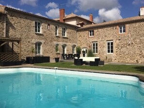 Seasonal outdoor pool, pool umbrellas, sun loungers - Logis de la Clartière (Falleron)
