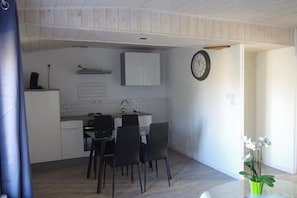 Apartment (Robert Hossein) | Private kitchen | Microwave - Logis de la Clartière (Falleron)