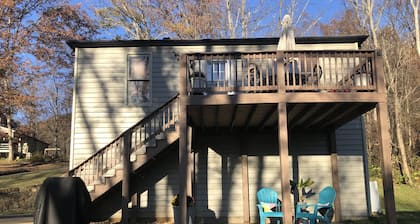 Pete's Place: Forest retreat near wineries, Blue Ridge School, and Shenandoah NP