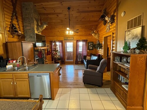 2 bed Log Cabin, w/2 Jacuzzi, 1 mi to SDC, pool, nature trails, private lake