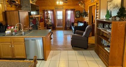 2 bed Log Cabin, w/2 Jacuzzi, 1 mi to SDC, pool, nature trails, private lake