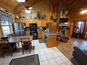 ثلاجة، ميكروويف، فرن، موقد طهي مسطح