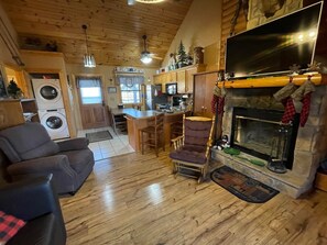 تلفزيون ذكي، مدفأة، مشغل دي في دي، كُتُب