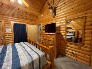 2 slaapkamers, een bureau, een strijkplank/strijkijzer, reisbedje